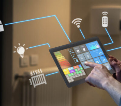 Nahaufnahme eines Mannes Hand ist mit einem futuristischen neuesten innovativen Technologie Glas Tablette mit Augmented-Reality-Hologramme als Fernbedienung von Smart Home-Geräte zu Hause oder im Büro.